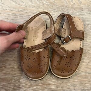 Charming Brown Kids Sandals with Buckle Closure size 21 aka 5